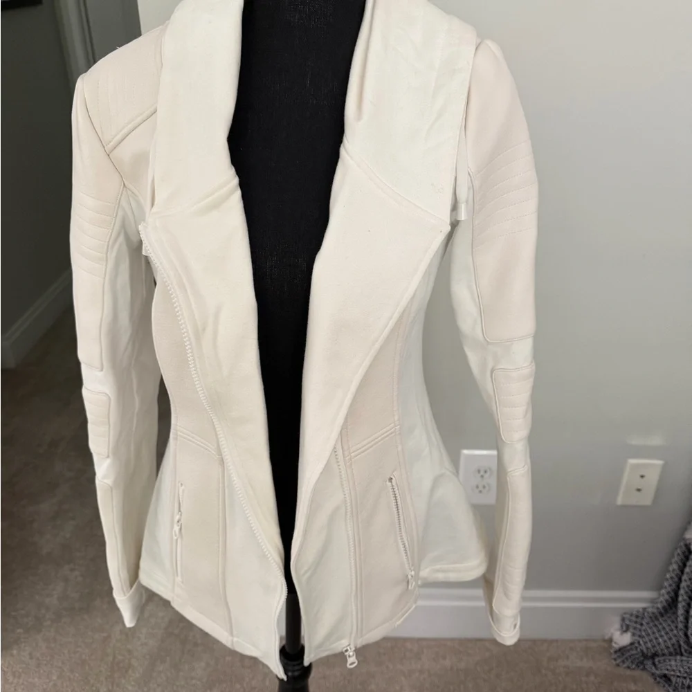 blanc noir crisp white